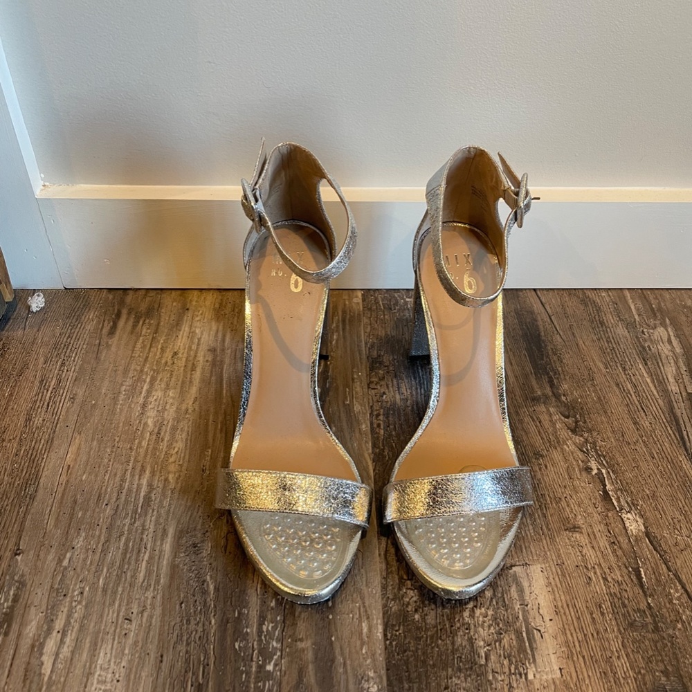 Silver Heels - Picture 2 of 3